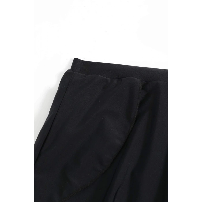 Kadın Siyah Yırtmaçlı Etek Görünümlü Şık Deniz Şortu