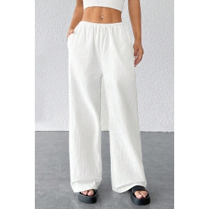 Kadın Beyaz Bol Kesim Cepli Geniş Paça Dökümlü Pantolon