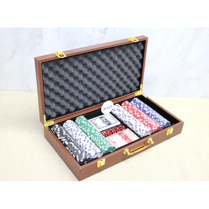 Deri Çantalı 300 Chip Ve 2 Adet İskambil Kağitına Sahip Poker Oyunu Alk4230