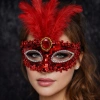 Lüks Kırmızı Tüylü Taşlı Balo Maskesi