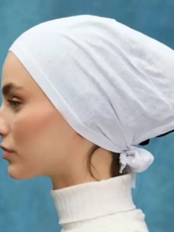 DÜZ BONE BEYAZ-ÜÇGÜL