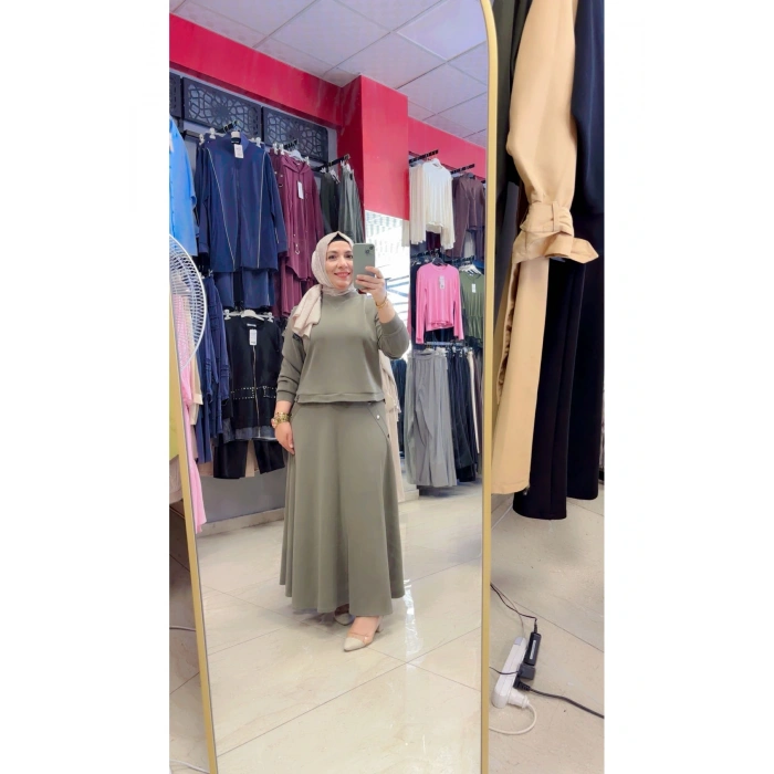 Omuzda Düğme Detaylı Etekli Takım