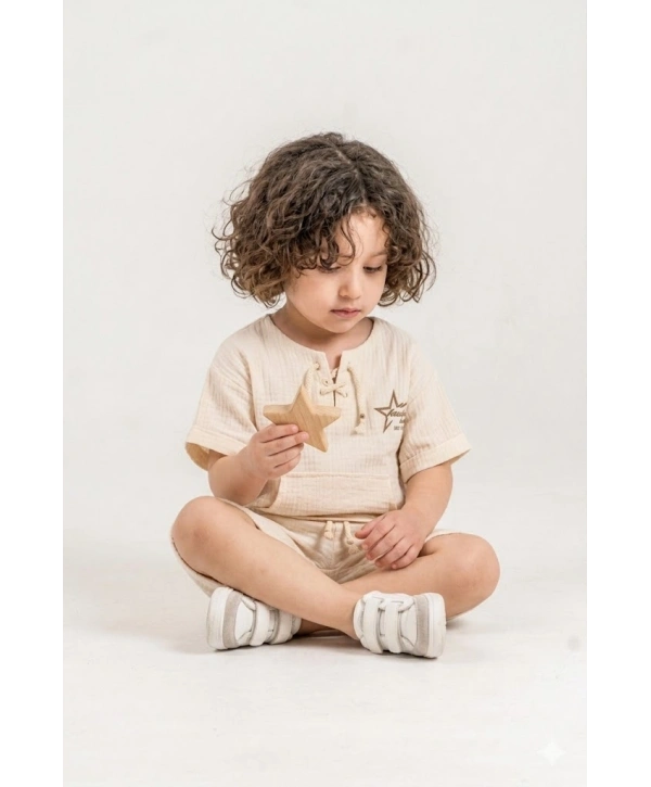 Unisex Çocuk %100 Pamuk Bağcıklı Tişört&Çocuk Şortlu Müslin Takım – Şapka Hediyeli