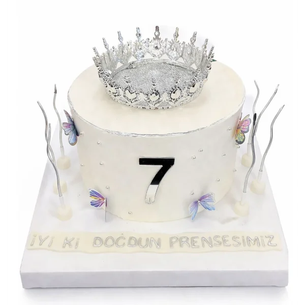 Taçlı Doğum Günü Pastası
