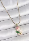316L Çelik Gold Renk Zincir Beyaz Mineli Pembe Çiçek İşlemeli İnci Detay Dikdörtgen Portre Model Kadın Kolye