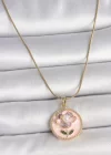 316L Çelik Gold Renk Zincir Pembe Çiçek İşlemeli İnci Detay Portre Model Kadın Kolye