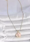 316L Çelik Gold Renk Zincir Pembe Çiçek İşlemeli İnci Detay Portre Model Kadın Kolye