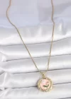 316L Çelik Gold Renk Zincir Pembe Çiçek İşlemeli inci Detay Portre Model Kadın Kolye
