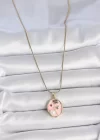 316L Çelik Gold Renk Zincir Pembe Çiçek İşlemeli İnci Detay Portre Model Kadın Kolye