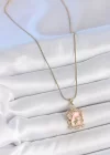 316L Çelik Gold Renk Zincir Pembe Mineli Çiçek İşlemeli Zirkon Taşlı Kelebek Detay Portre Model Kadın Kolye