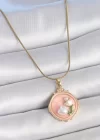 316L Çelik Gold Renk Zincir Pembe Mineli İncili Çiçek İşlemeli Portre Model Kadın Kolye