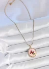316L Çelik Gold Renk Zincir Pembe Mineli İncili Çiçek İşlemeli Portre Model Kadın Kolye