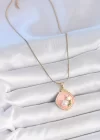 316L Çelik Gold Renk Zincir Pembe Mineli İncili Çiçek İşlemeli Portre Model Kadın Kolye