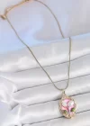 316L Çelik Gold Renk Zincir Pembe Mineli İncili Çiçek İşlemeli Portre Model Kadın Kolye