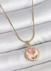 316L Çelik Gold Renk Zincir Pembe Minimal Çiçek İşlemeli İnci Detay Portre Model Kadın Kolye