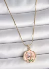 316L Çelik Gold Renk Zincir Pembe Renkli Çiçek İşlemeli İnci Detay Portre Model Kadın Kolye