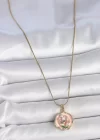 316L Çelik Gold Renk Zincir Pembe Renkli Çiçek İşlemeli İnci Detay Portre Model Kadın Kolye