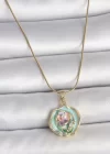 316L Çelik Gold Renk Zincir Turkuaz Pembe Mor Çiçek İşlemeli İnci Detay Portre Model Kadın Kolye