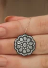 Gümüş Çiçek Desenli Elmas Montür Kolye