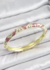 Mineli Pirinç Gold Renk Beyaz ve Pembe Geometrik Desenli Kadın Kelepçe