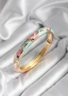 Mineli Pirinç Mavi Ve Pembe Üçgen Desenli Gold Renk Kadın Kelepçe (çap 60 mm)