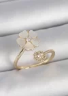 Pirinç Gold Renk Beyaz Mineli Çiçek Model Zirkon Taş Detay Kadın Yüzük