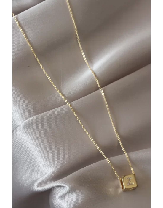 Gold Renkli Küp Model Zirkon Taşlı Z Harfli Kolye