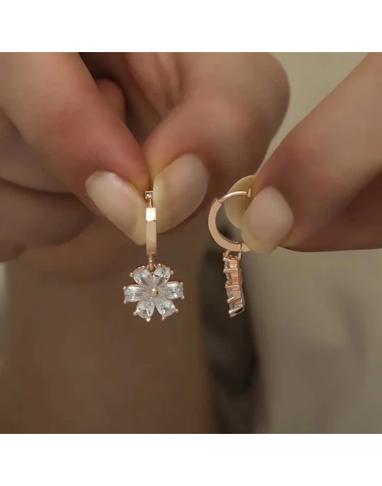 Gümüş Beyaz Çiçek Bayan Küpe