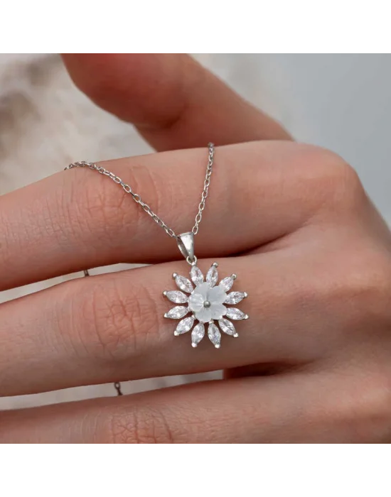 Gümüş Beyaz Manolya Çiçeği Kadın Kolye