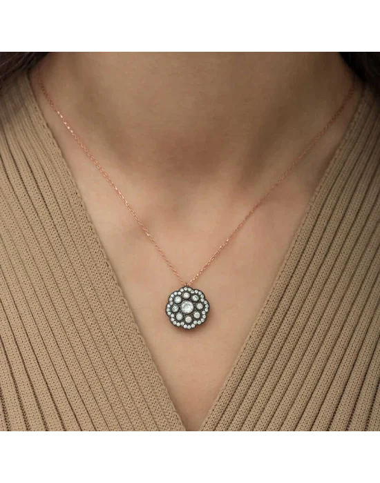 Gümüş Çiçek Desenli Elmas Montür Kolye