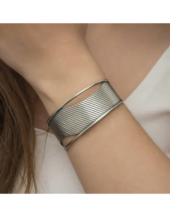 Gümüş Eskitme Desenli Bayan Bilezik