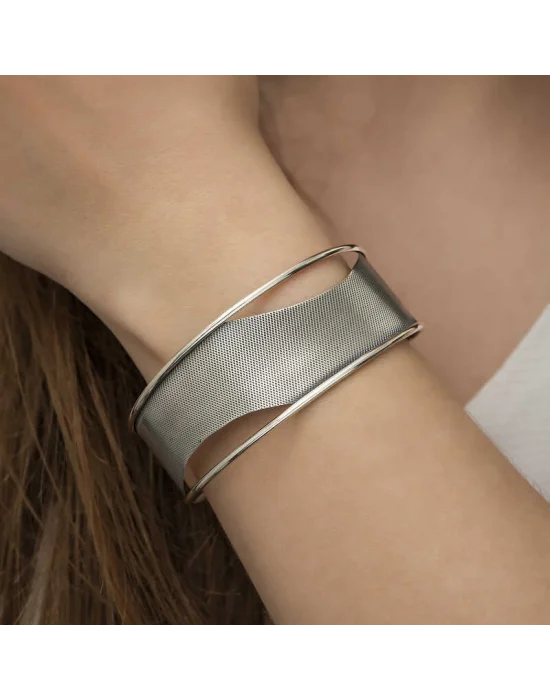 Gümüş Eskitme Desenli Bayan Bilezik