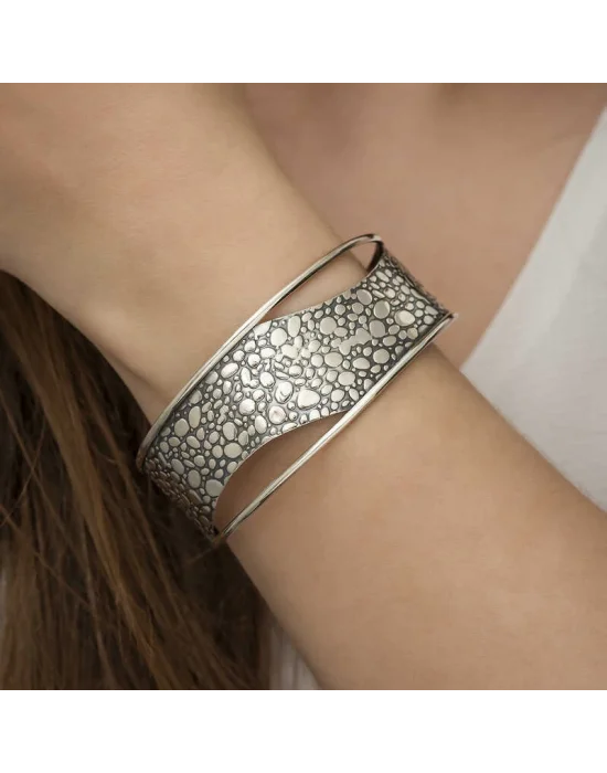 Gümüş Eskitme Desenli Bayan Bilezik