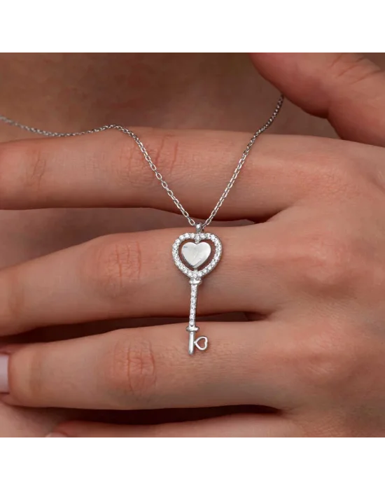 Gümüş Kalpli Anahtar Kadın Kolye