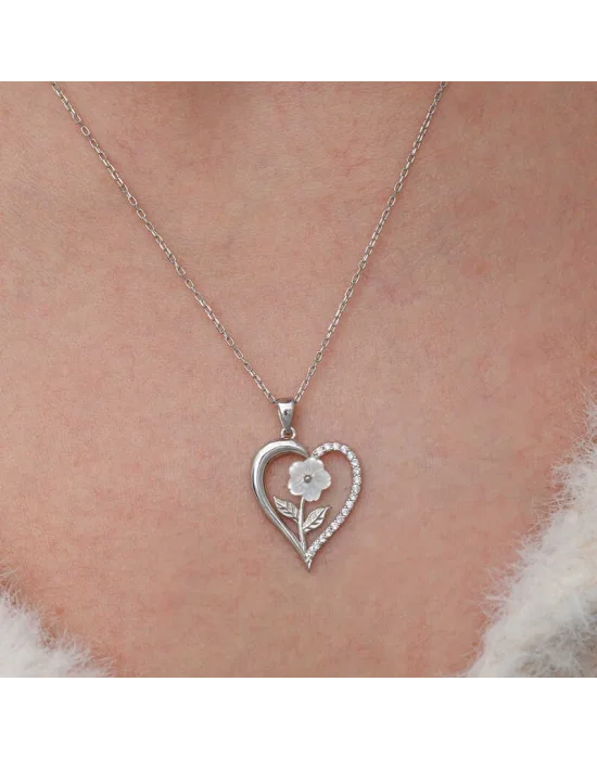 Gümüş Kalpli Beyaz Gül Kadın Kolye