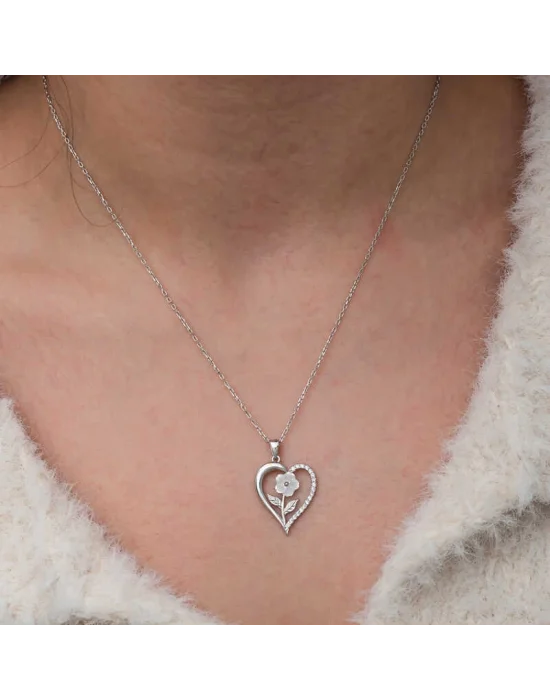 Gümüş Kalpli Beyaz Gül Kadın Kolye