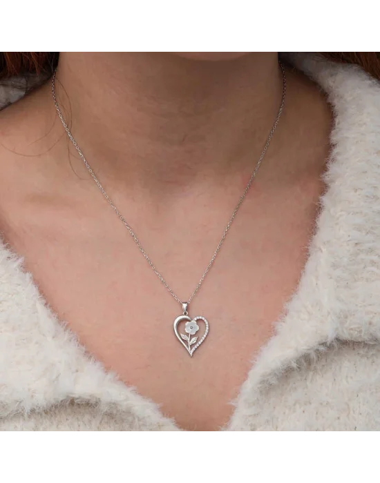Gümüş Kalpli Beyaz Gül Kadın Kolye