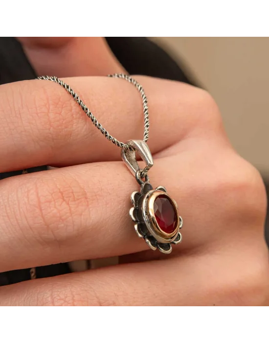 Gümüş Kırmızı Taşlı Çiçek Model Kadın Kolye