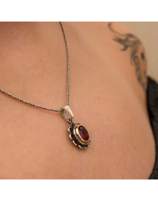 Gümüş Kırmızı Taşlı Çiçek Model Kadın Kolye