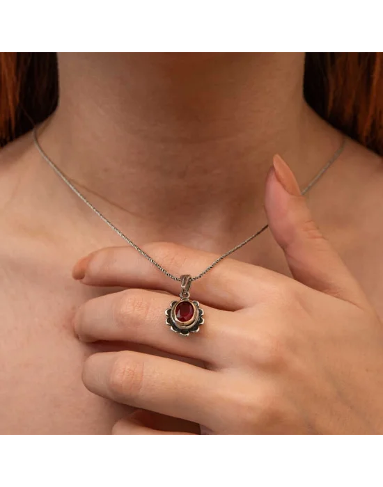 Gümüş Kırmızı Taşlı Çiçek Model Kadın Kolye
