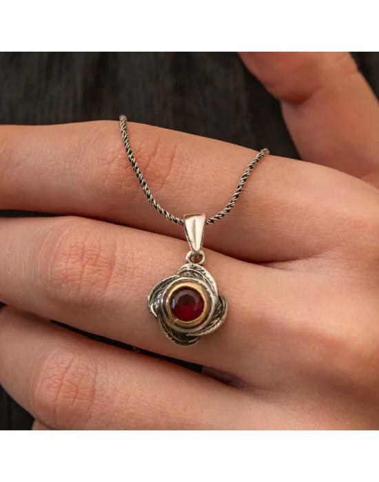 Gümüş Kırmızı Taşlı Gül Model Kadın Kolye