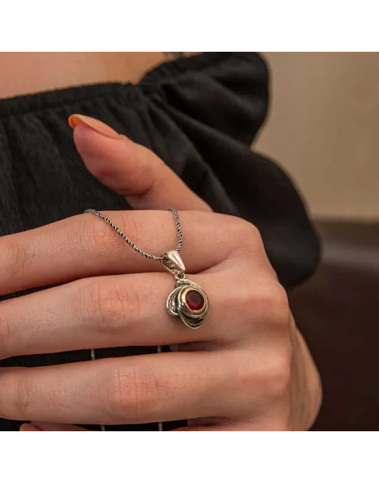 Gümüş Kırmızı Taşlı Gül Model Kadın Kolye