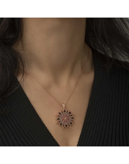 Gümüş Rose Geometrik Desenli Madalyon Kolye