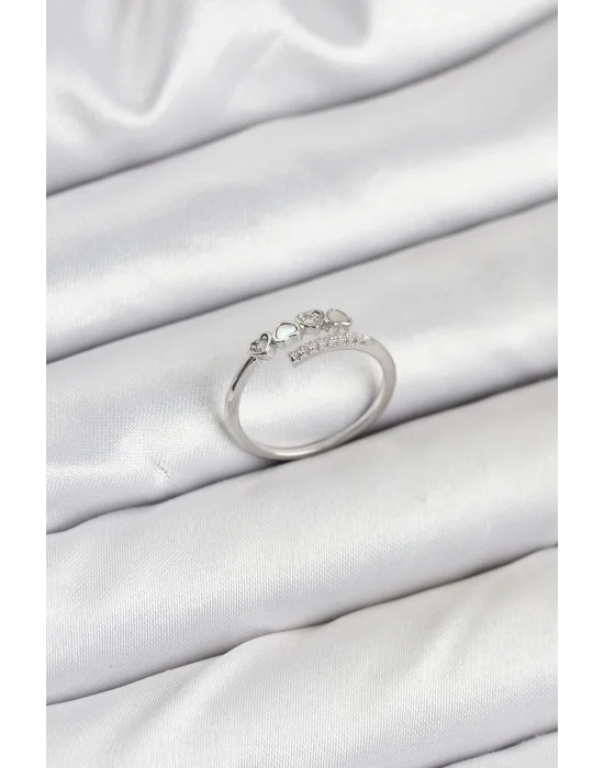 Pirinç Gümüş Renk Kalpli Detaylı Zirkon Taşlı Kadın Yüzük