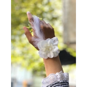 Bride to be Nedime Gelin Bilekliği Tüy ve İnci Boncuk Detaylı Beyaz Renkli Bekarlığa Veda Partisi Bilekliği 10 Adet (5047)