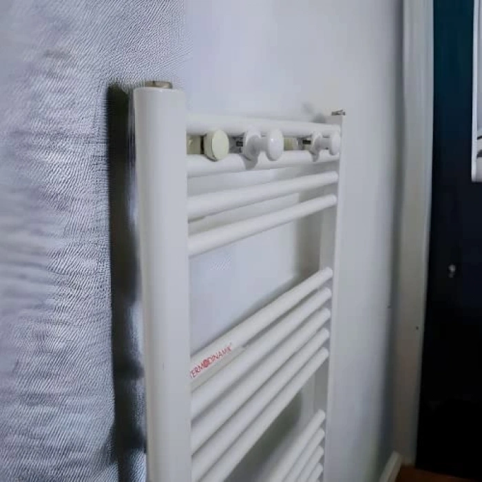 Beyaz Havlupan Rayları için Bornoz Askısı