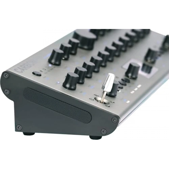 Carbon8M Sentezleyici