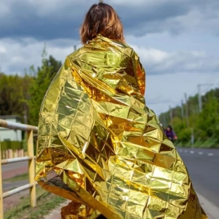 Çift taraflı acil durum battaniyesi, 130 cm x 210 cm ölçülerde