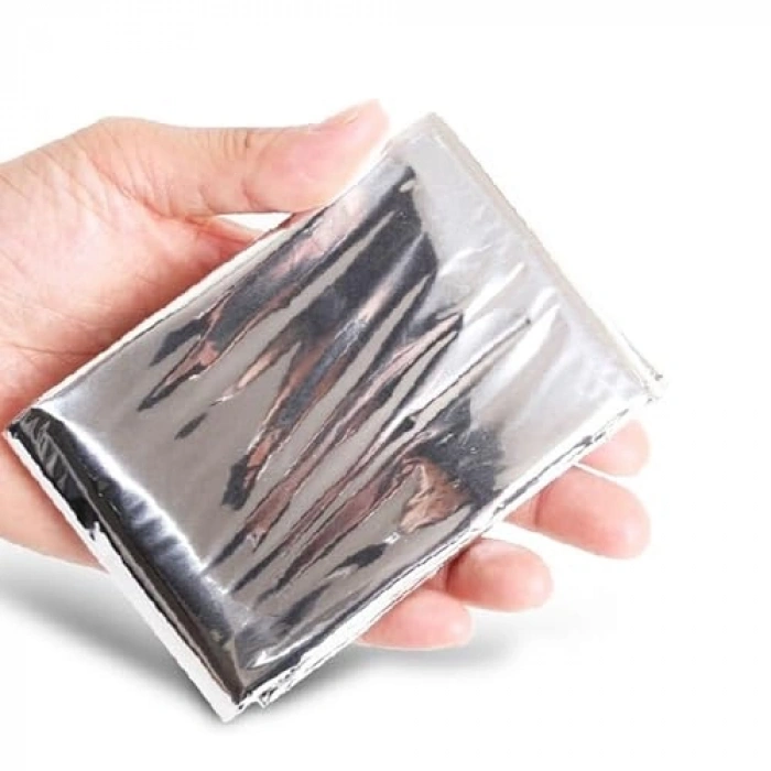 Çift taraflı acil durum battaniyesi, 130 cm x 210 cm ölçülerde