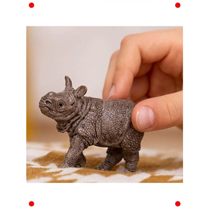 Gerçekçi Hint Gergedan Yavrusu Figürü